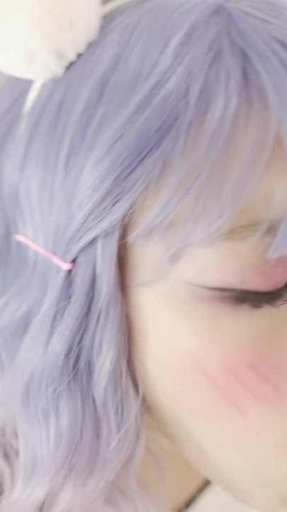 Kawaii genç kız büyük yarak emmeyi ve tatlı döl yemeyi seviyor