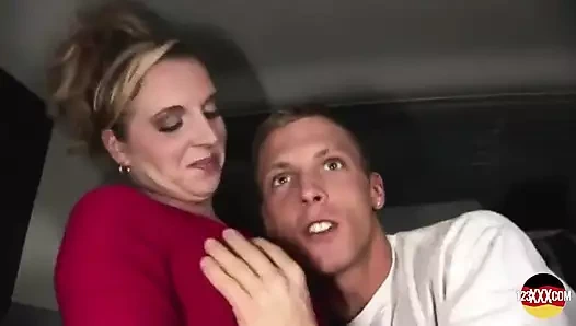 Arka koltukta tutku, hareket halindeki samimi anlar