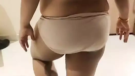 18 yaşındaki desi öğrenci Riyanshi büyük doğal göğüslerini gösteriyor ve sıkı amını parmaklıyor ev yapımı video