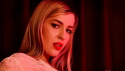 Istripper kız marica chanelle kameraya poz veriyor.