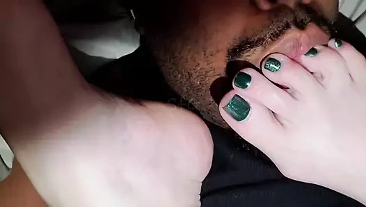 Olgun kraliçelerin ayak parmaklarını emiyor