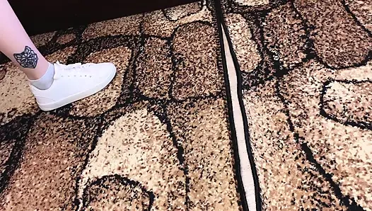 Ayak fetişi spor ayakkabı çoraplı ve çıplak ayaklar /sfw