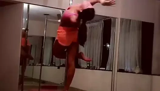 Bir profesyonel gibi direk dansı yaparken seks çekiciliği