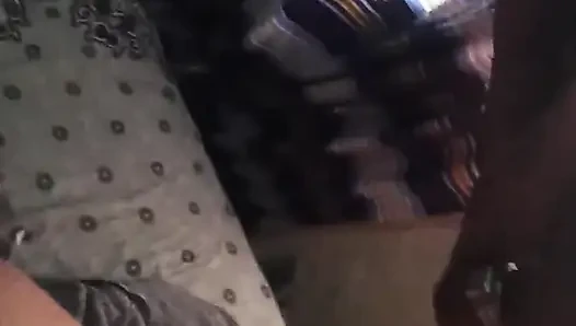 Orta yaşlı seksi kadın baharda komşusu tarafından sikiliyor