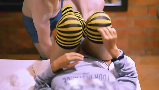 Üvey kız kardeş ve erkek kardeşinin arkadaşı evlerinde.