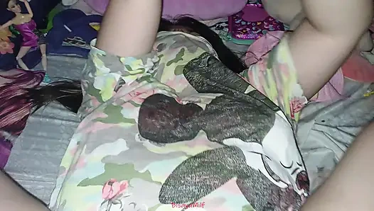 Baştan çıkarıcı amcık birden fazla orgazmı hızlı bir şekilde inliyor