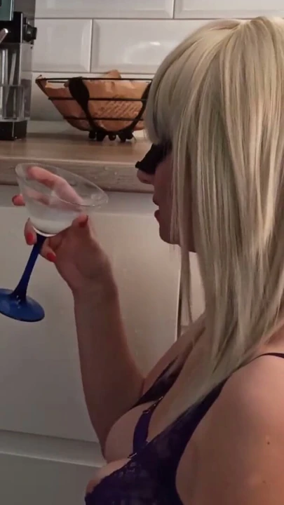 Seksi milf oral seks. bardaktan sperm içer. sürüm 3 | Klip 2
