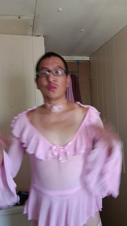 Pembe kıyafetimle titrek götümle oynuyorum, kıyafetim hakkında ne düşünüyorsun söyle. CEI denemeli miyim, yorumlarda belirt.