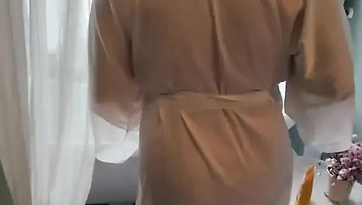 Üvey anne üvey oğlunu üstüne işemesi ve onu da işetmesi için alıyor.