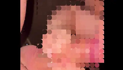 Evli kadın ve kocası edepsiz seks yapıyor. Siyah dildo, yumruk sokma, dölleme, boşalma