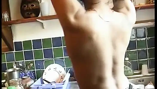 Masanın üzerinde yatıyor ve ateşli noktasıyla oynamaya başlıyor