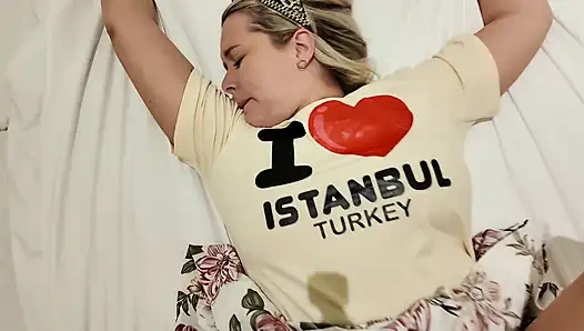 Büyük Götlü Çek Orta Yaşlı Seksi Turist İstanbul'da Türk Adam Tarafından Sikiliyor