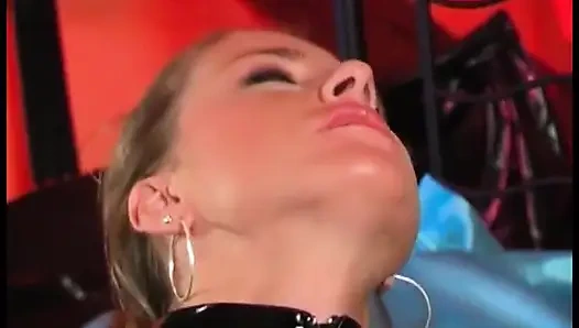 Lateks elbiseli ve seksi iç çamaşırlı ateşli sürtükler lezbiyen sikişiyor