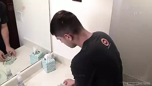 Bu döl çöplüğü hoşuna gidiyor gibi görünüyor