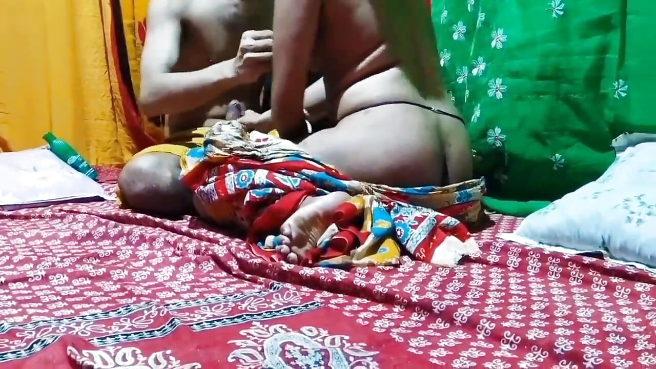 Genç kız mutfakta sıkı amcığını gösteriyor