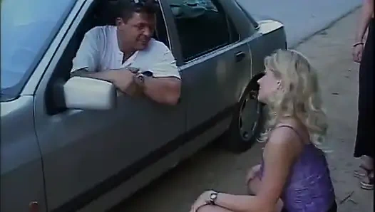 Gerçek sürtükler inanılmaz yerlerde sikiliyor (tam porno film)