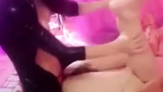 Asya ladyboy verir köle yüz