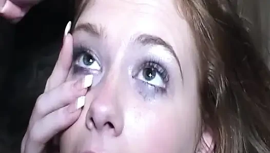 Olgun orta yaşlı seksi kadın büyük zonklayan yarağı sırıtana kadar yutuyor