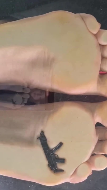 Giantess tanrıçası zemin manzaralı çiğneniyor