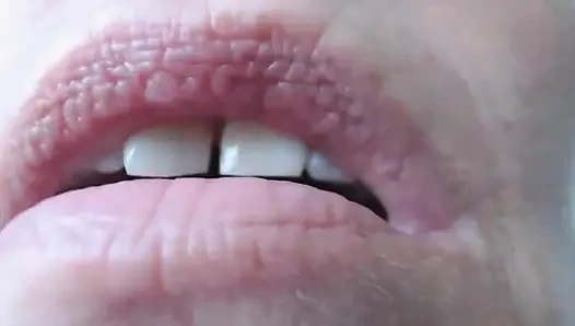 Giantiss, hiç bu videolardan birini izledin mi? Pire büyüklüğünde küçük bir şeysiniz.