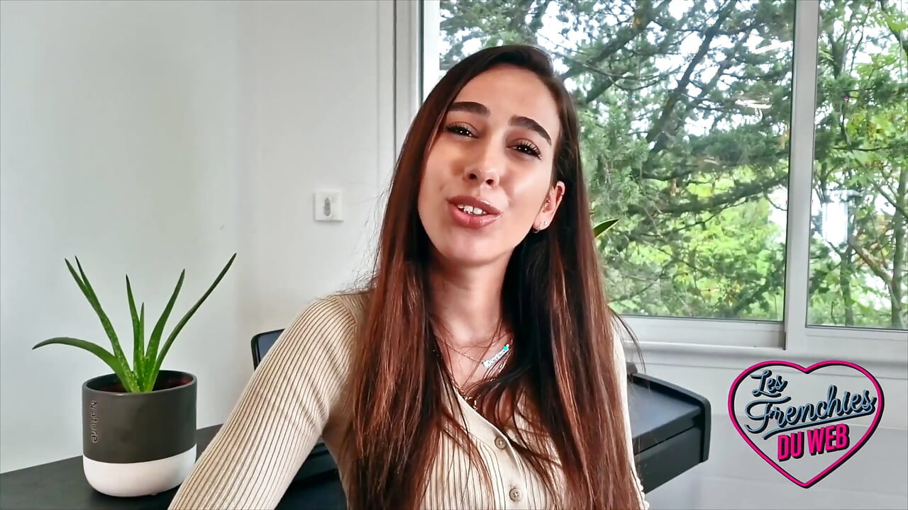 Çok utangaç olmayan genç minx Camila sikilmek istiyor