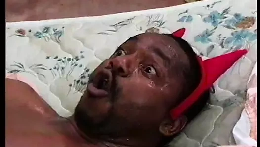 Yaramaz şeytan gibi giyinmiş zenci genç kız erkeğinden sert sikişiyor