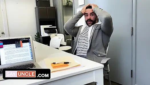 İki kaslı iş arkadaşı karantina sırasında ofiste sıkışıyor ve can sıkıntısından dikkat dağıtıcı bir şey buluyor