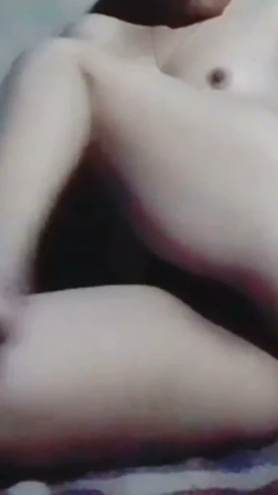 Sevimli ateşli kız gençliğini videoya çekiyor ve gençliğini seviyor, ateşli seksi kız göğüslerini hareket ediyor ve eğlenmek ve söndürmekle meşgul | Klip 1
