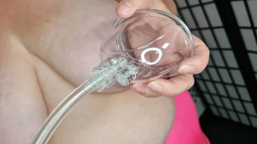 Olgun iri güzel karımın büyük göğüslerine amcık pompası