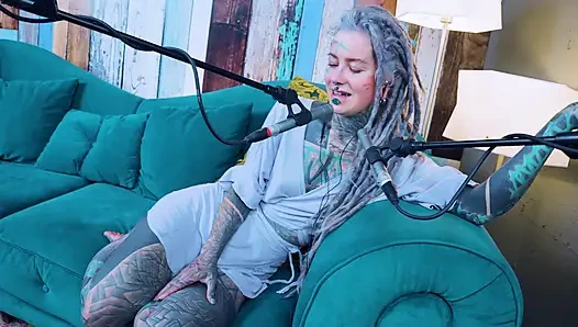 Z hakkında konuşuyorum - zeal - asmr podcast sfw konuşuyor gotik sıska kız dreadlocks dövmeli model dövmeli kız