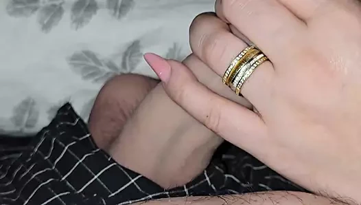 Üvey anne eğlenceli bir elle muamele için üvey oğlunun büyük yarağını çıkardı