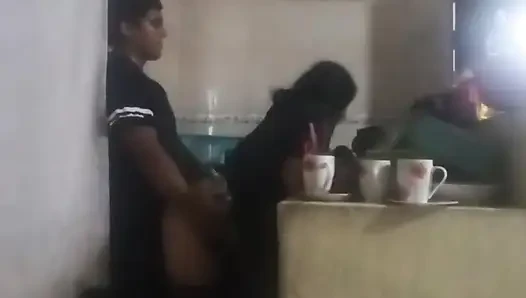 Hizmetçi mutfakta sikiliyor (karım neredeyse bizi buluyor)