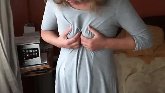 İlk kez çok heyecanlı üvey anne üvey oğlunun önünde mastürbasyon yapıyor ve ondan mastürbasyon etmesini istiyor