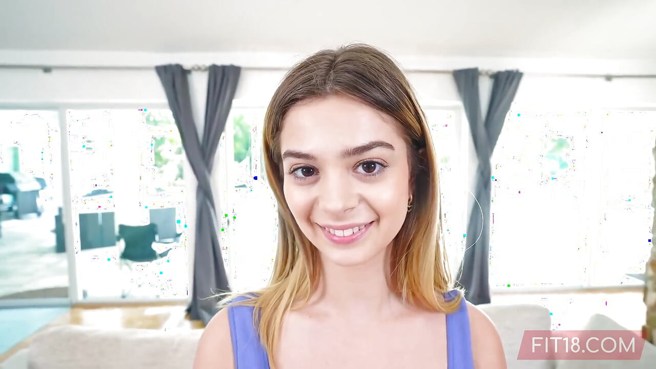 Bölünmüşleri yapabilen ve esnek olan sevimli bir jimnastikçinin içine boşalıyor - molly little