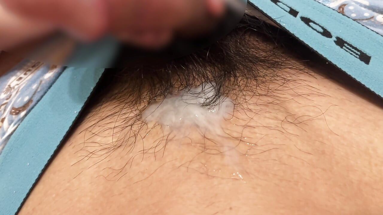 Japon adam yerde otururken masajla mastürbasyon yapıyor.