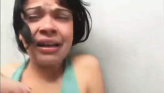 İtaatkar sürtük ırklararası ayaklara tapıyor!