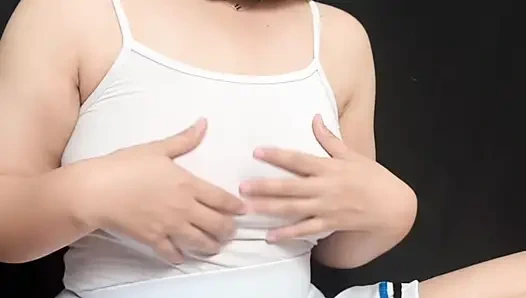 Hijab kız tombul ve onunla oynuyor
