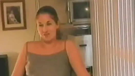 Küçük memeli sarışın Samantha kötü bir yarak emiyor