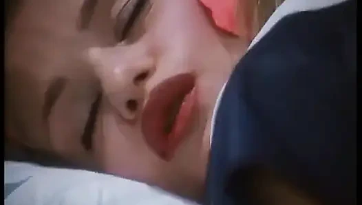 Roberto Malone ile klasik porno seksi tatlı bir genç kızın ıslak amını parmaklıyor