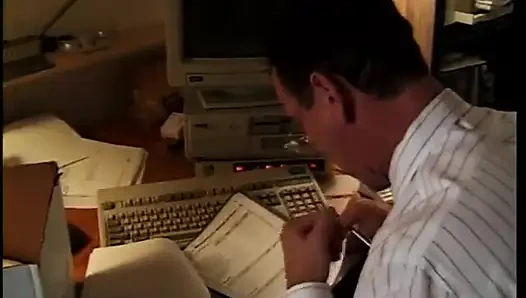 Sürtük denetçi için bacaklarını açıyor ve mastürbasyon yapıyor