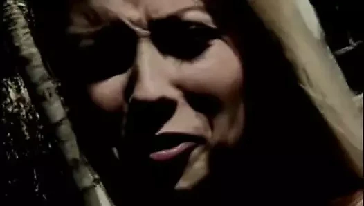 Seksi lezbiyen kaltaklar amcık yiyor ve havuz başında parmakla sikişiyor