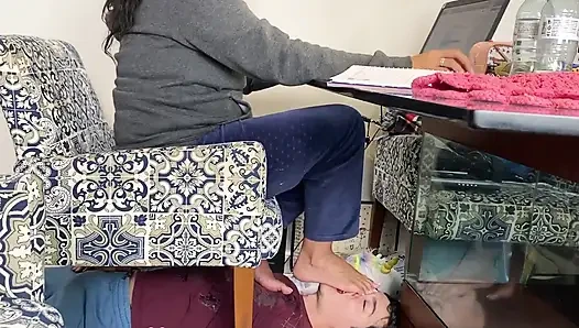 Tanrıça Kiffa'nın kullanmak için gerçek hayat köleleri var
