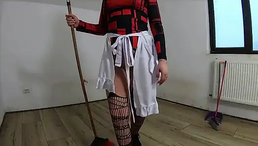 Erkek delisi hizmetçi terk edilmiş bir evi temizlerken süpürge ve paspasla mastürbasyon yapıyor