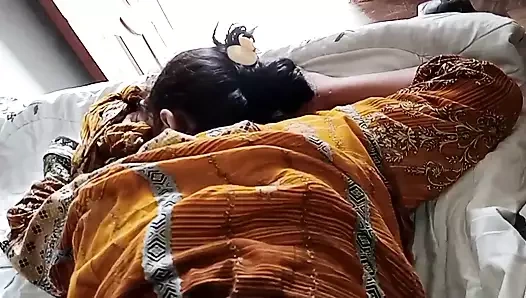 Yeni desi ateşli güzel yenge kocasını aldatıyor, Hintli yenge devarla sert xxx seks yapıyor - net Hintçe ses