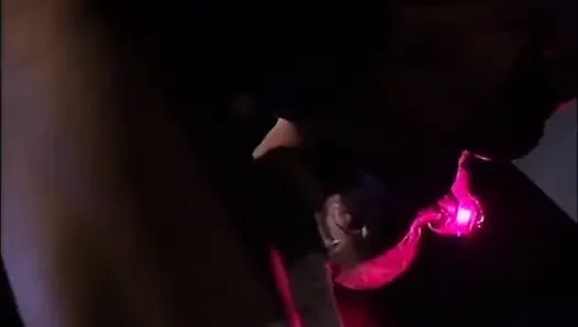 Kucak dansı ve büyük memeli esmer kızı parmaklamak
