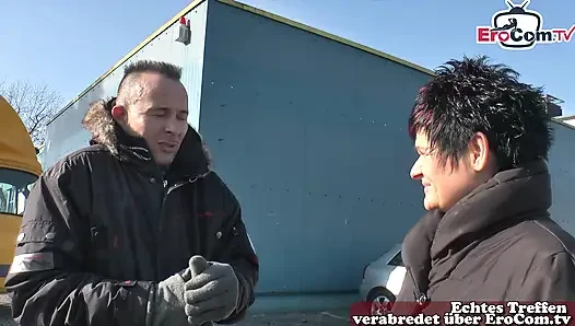 Yaşlı Alman ev hanımı sokakta seks hakkında soru sordu