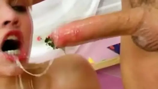 Mükemmel memeler uzun saçlı sarışın