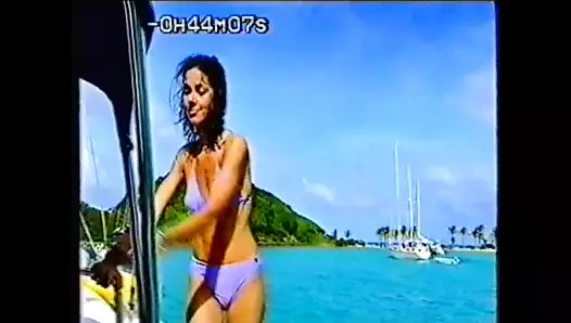 Julia Bradbury ateşli bikiniler