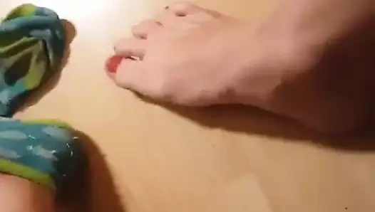 Çoraplarıyla oynamak