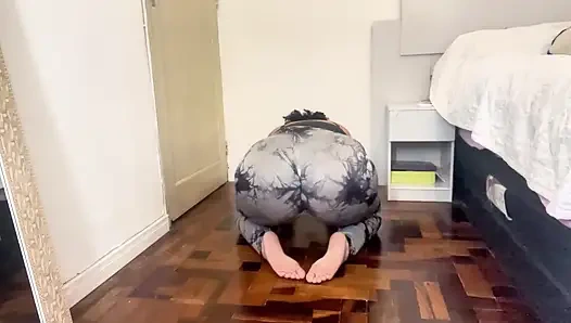 İri güzel kadın sabah rutini, tuvalet ve yoga osurukları